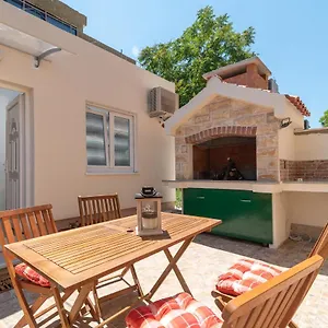 Small Private House With A Terrace In Appartement Trogir